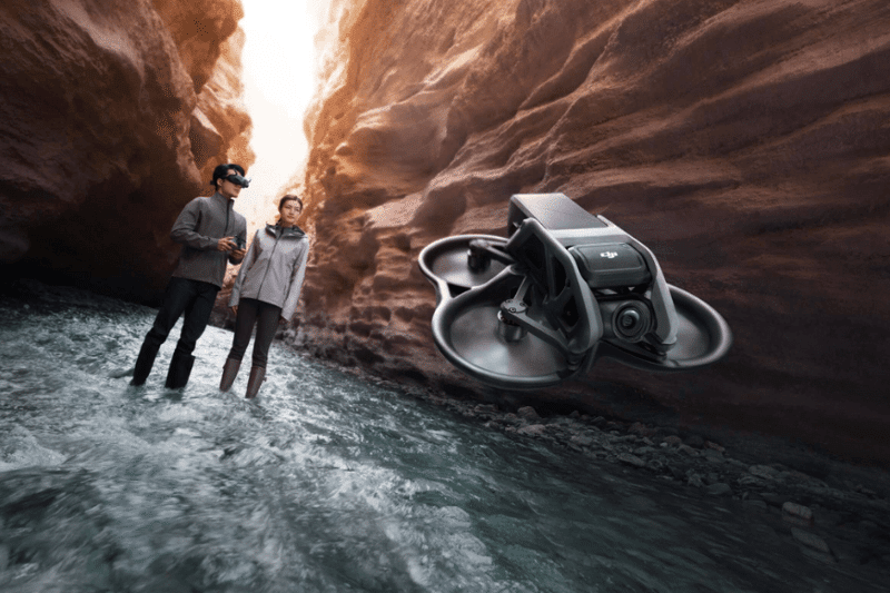 Die DJI Avata inklusive der First-Person-View Brille (DJI Goggles)